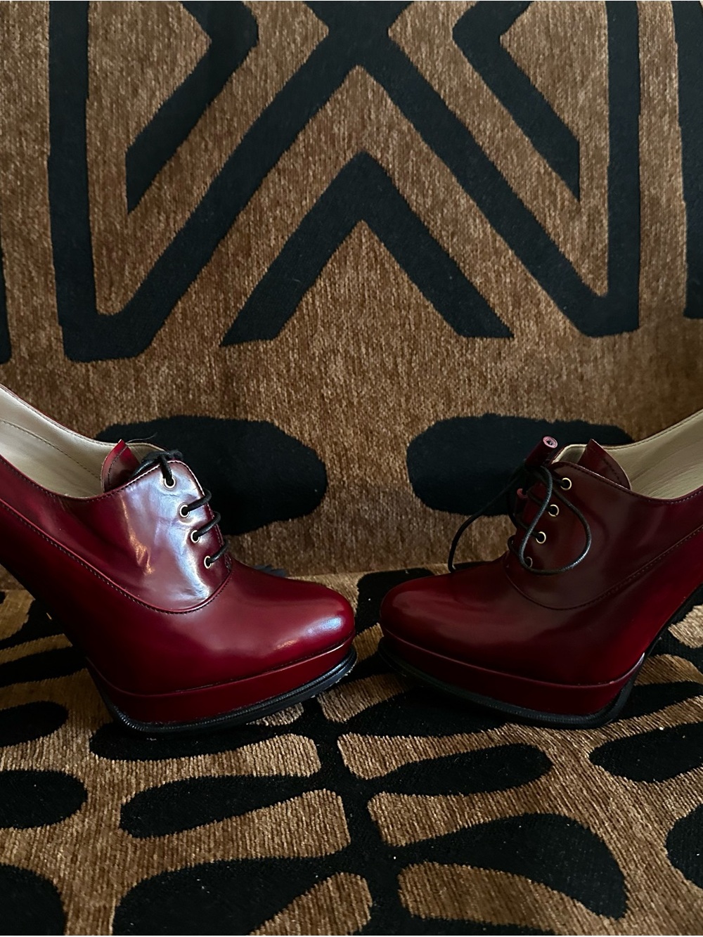 PRADA VINTAGE Burgundy Leather Oxford heels with Gold Logo - Picture 9 of 16